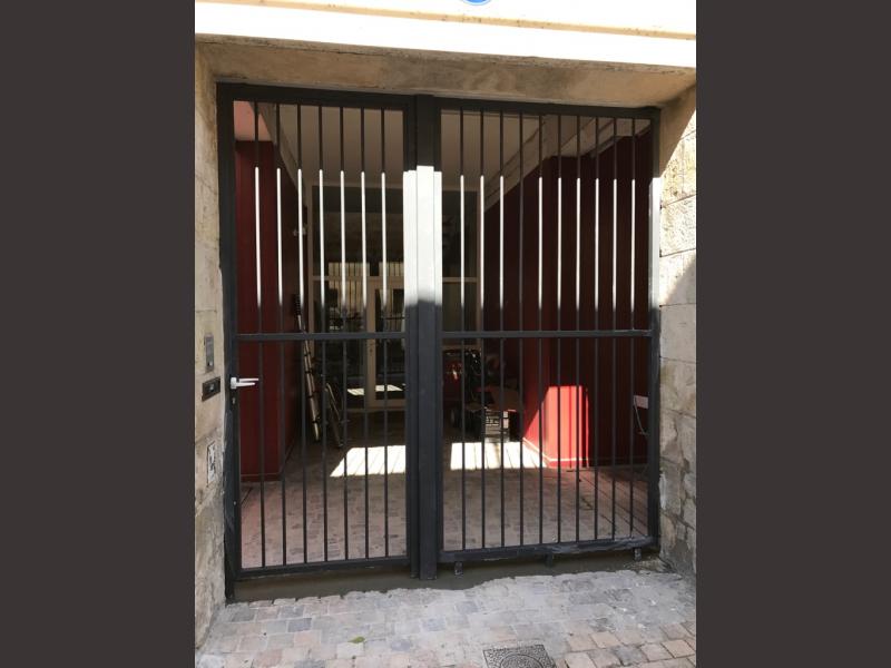 porte grille ouvrante acier bordeaux