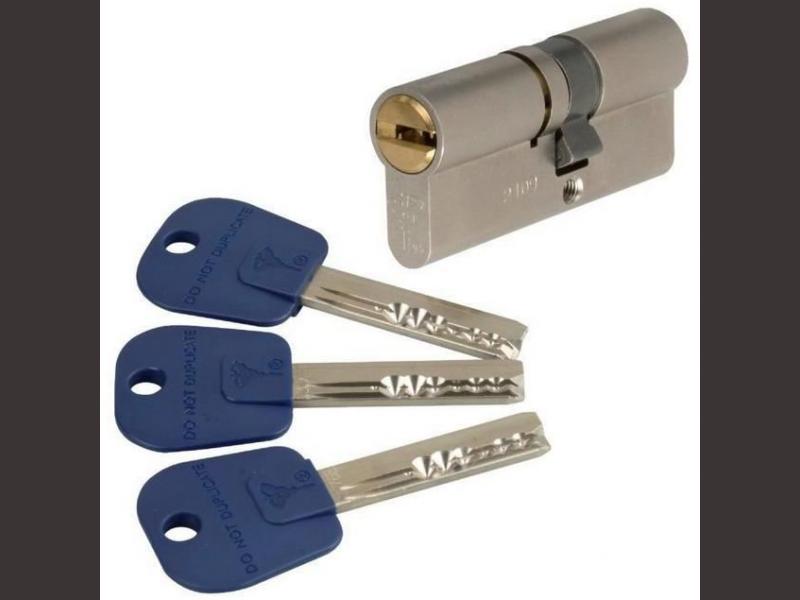 clé de sécurité mul-t-lock votre serrurier bordeaux remplacement votre canon de porte